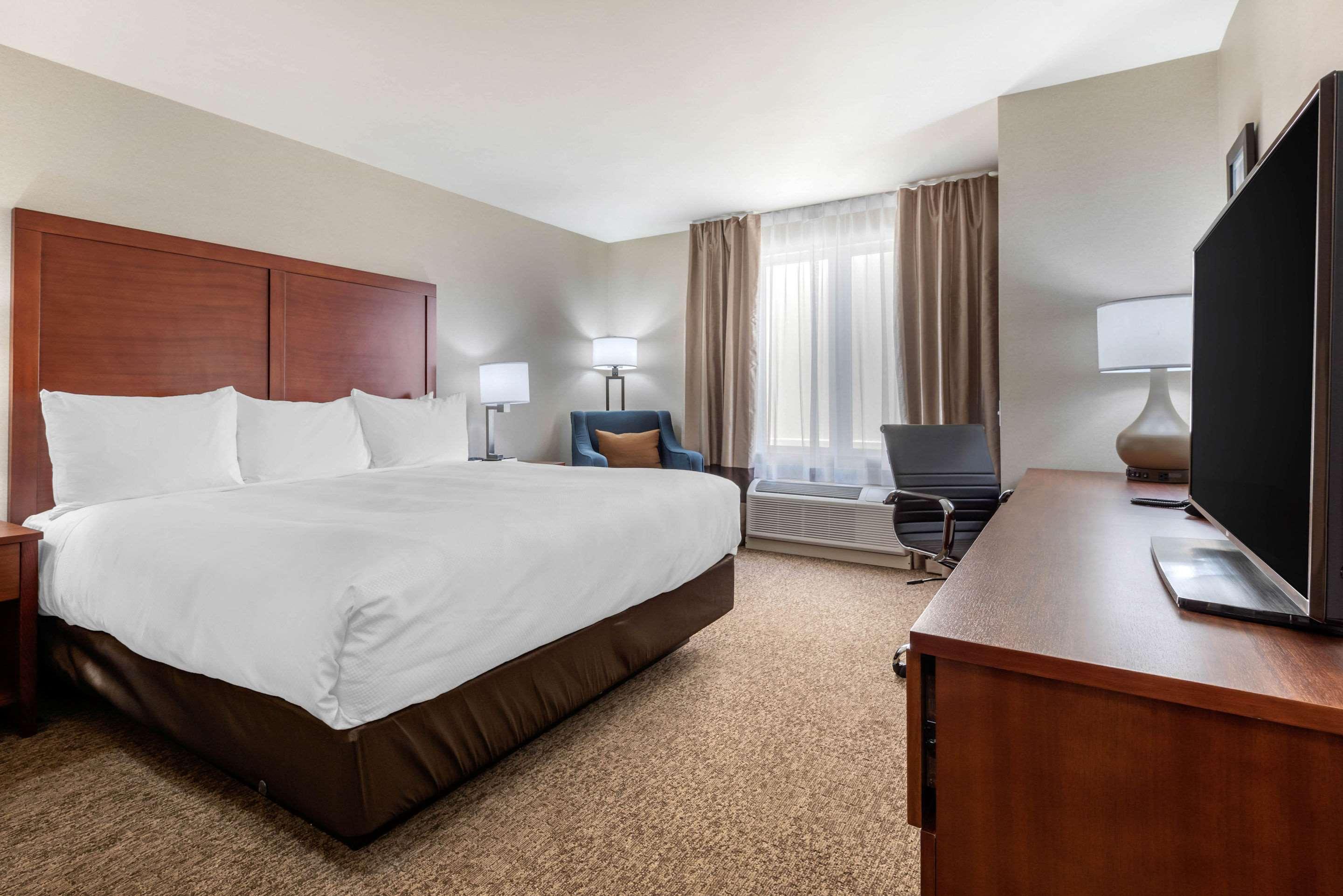 Comfort Inn & Suites Greater Napanee Exteriör bild