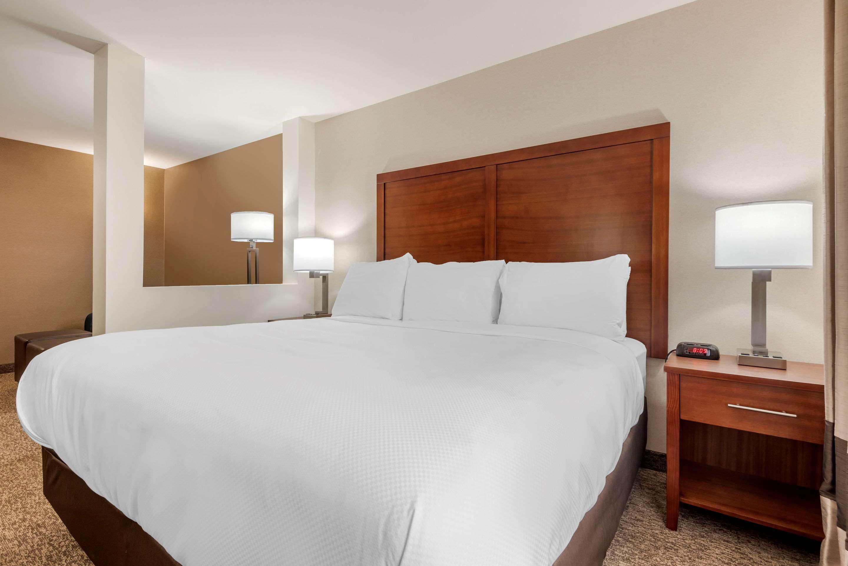 Comfort Inn & Suites Greater Napanee Exteriör bild