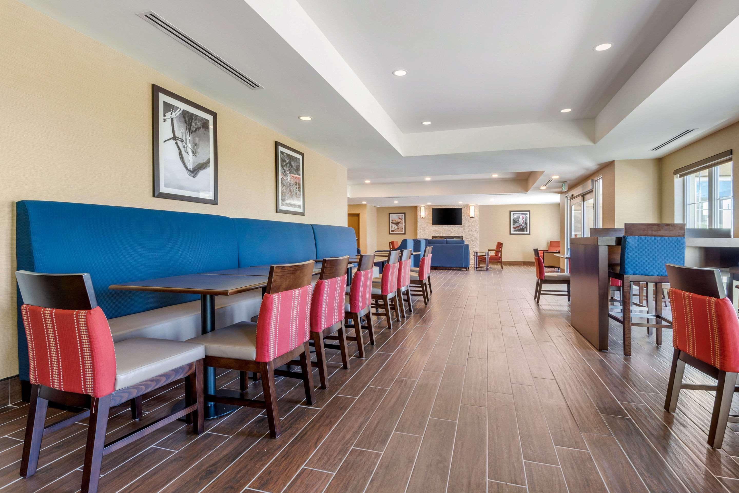 Comfort Inn & Suites Greater Napanee Exteriör bild