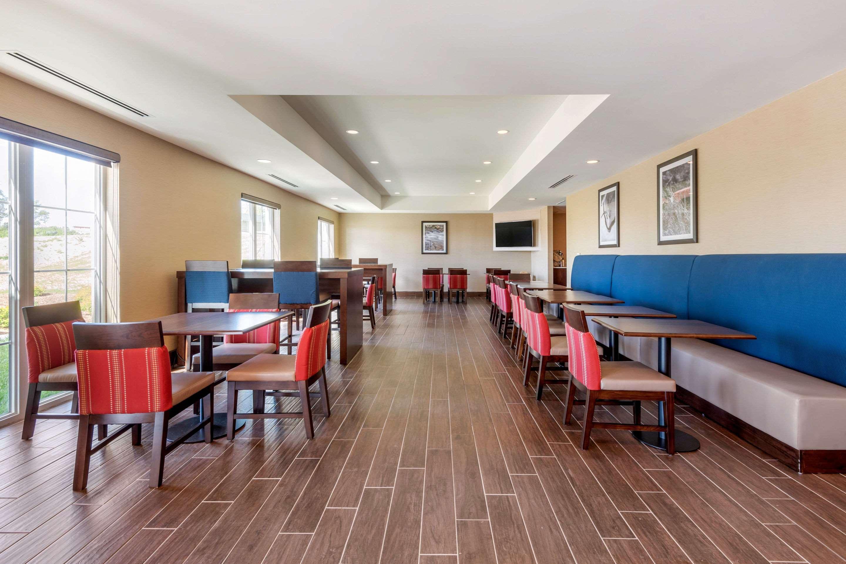 Comfort Inn & Suites Greater Napanee Exteriör bild