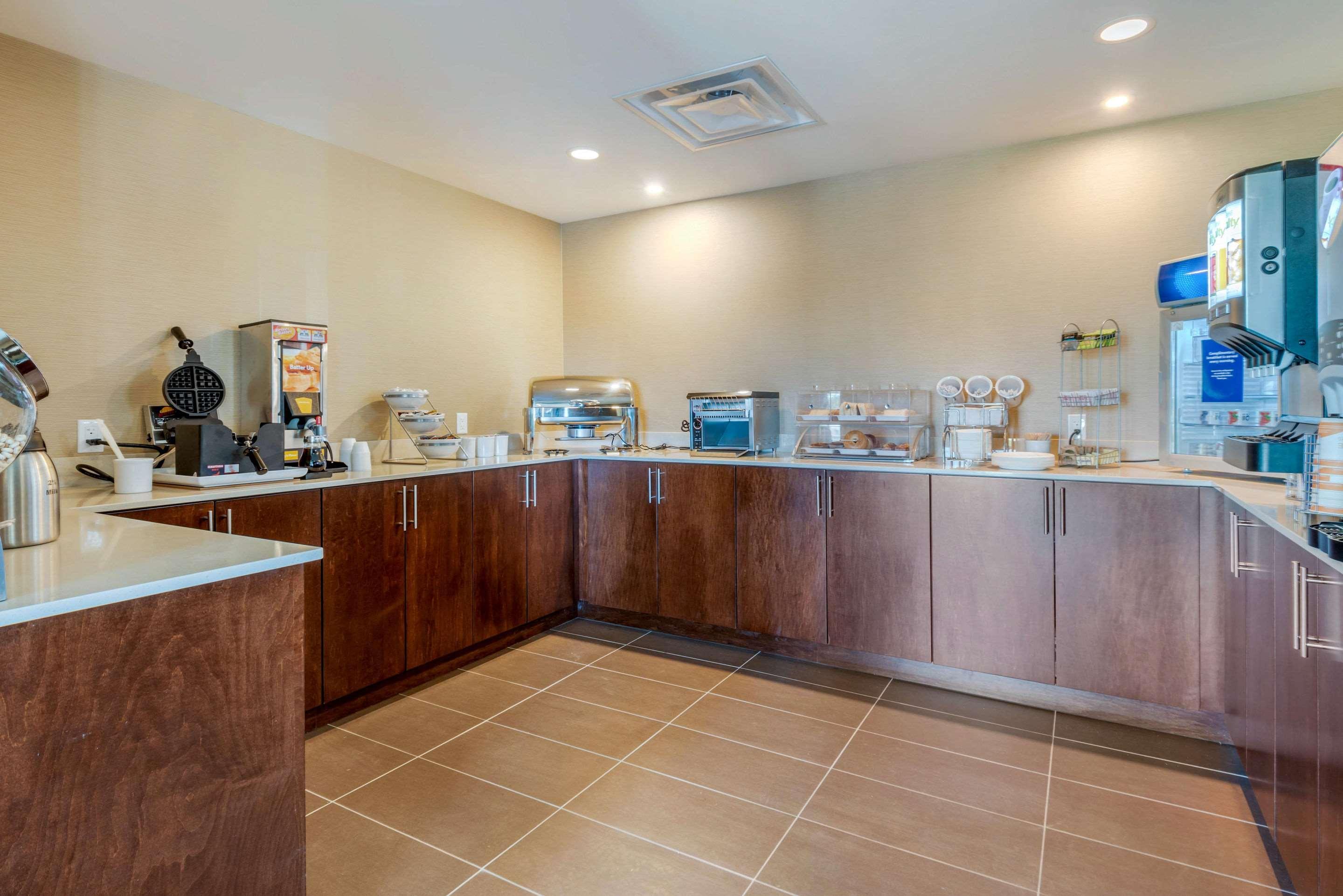 Comfort Inn & Suites Greater Napanee Exteriör bild