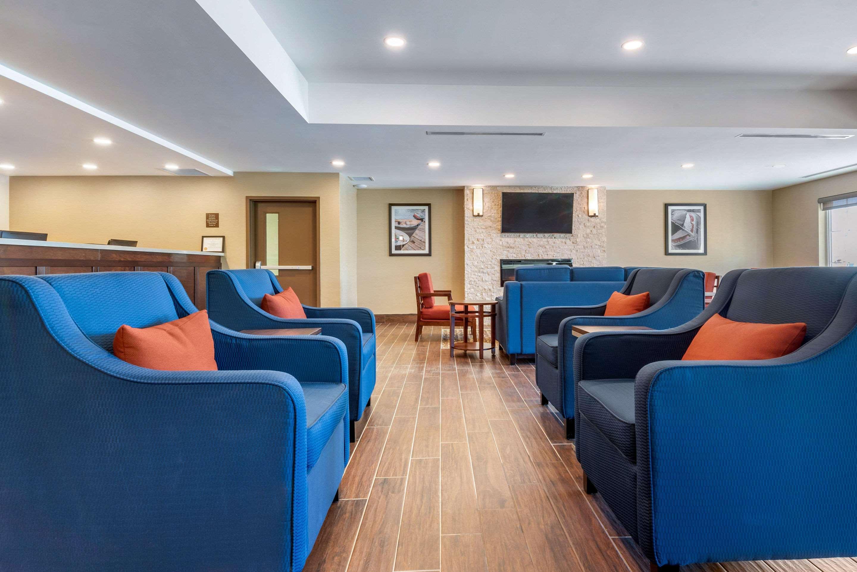 Comfort Inn & Suites Greater Napanee Exteriör bild